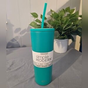 Simple Modern 24 oz Tumbler with Straw